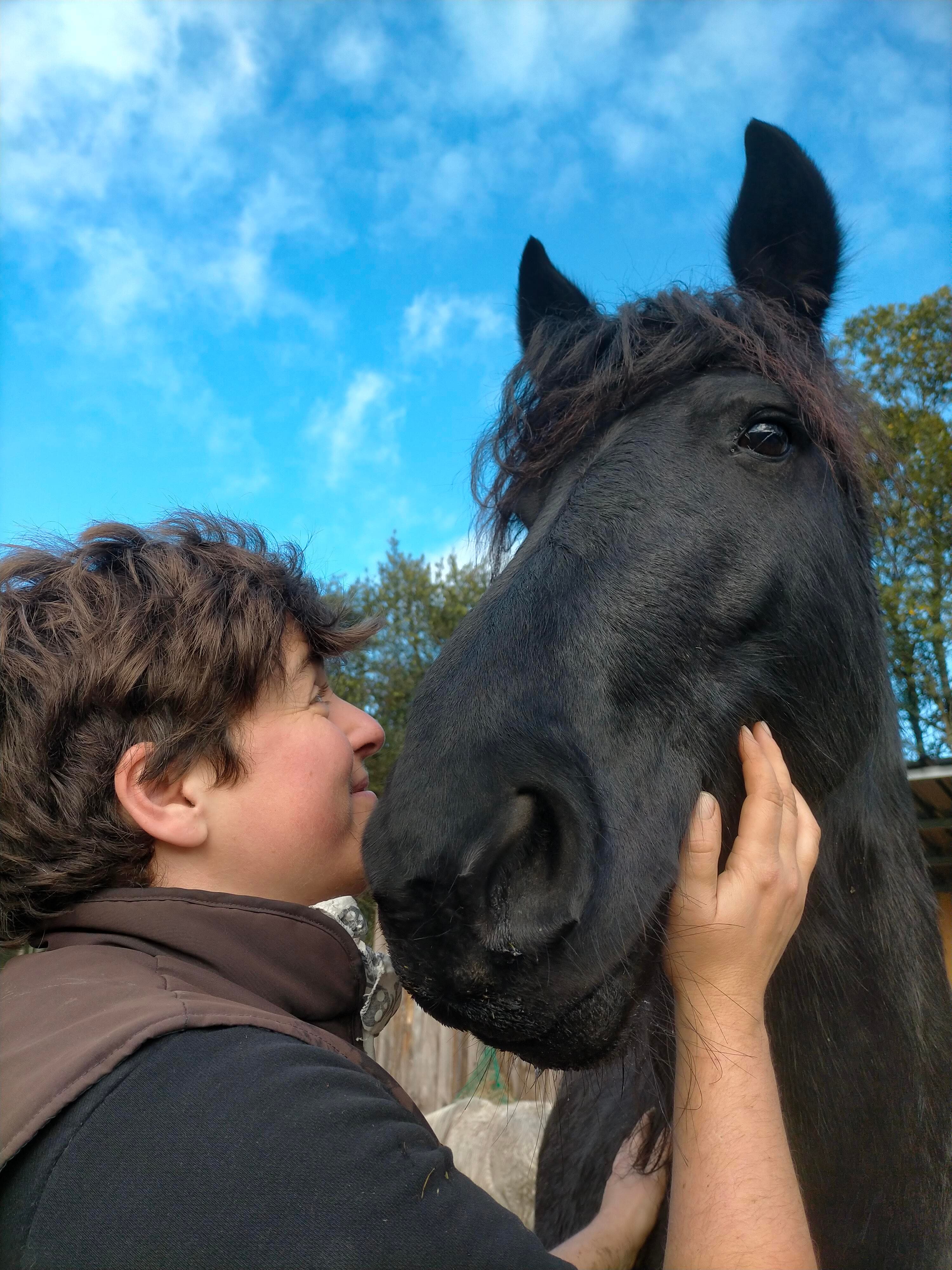 Sara and Mar with their horses on the farm